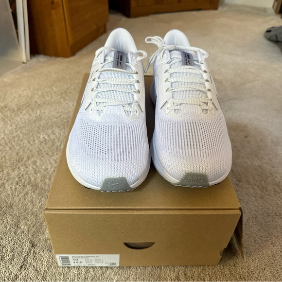 Air Zoom Pegasus 40 Size 13 - Picture 4 of 10